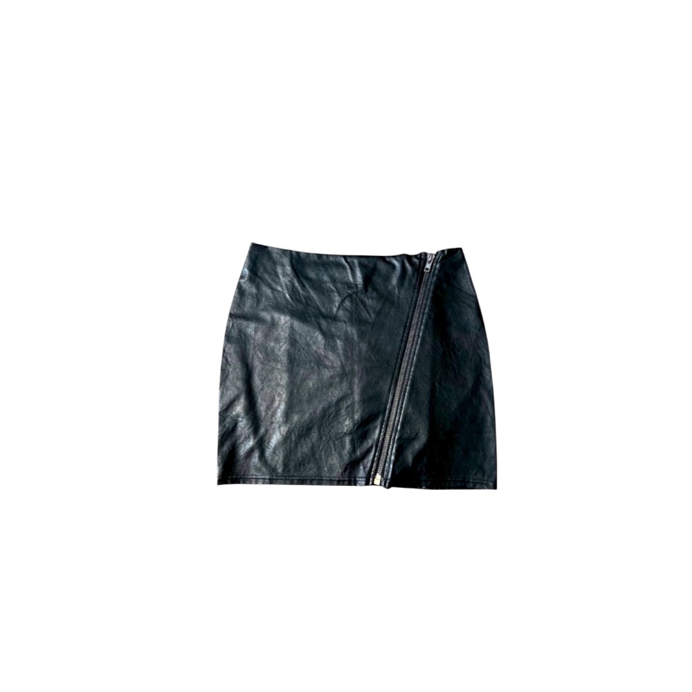 🚨𝐂𝐋𝐄𝐀𝐑𝐎𝐔𝐓 𝐒𝐀𝐋𝐄🚨𝐏𝐀𝐑𝐈𝐒𝐈𝐀𝐍 𝐂𝐎𝐋𝐋𝐄𝐂𝐓𝐈𝐎𝐍 Vegan Leather Mini Skirt